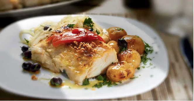 No momento, você está visualizando Surpreenda-se com esse bacalhau ao forno com batatas e cebola