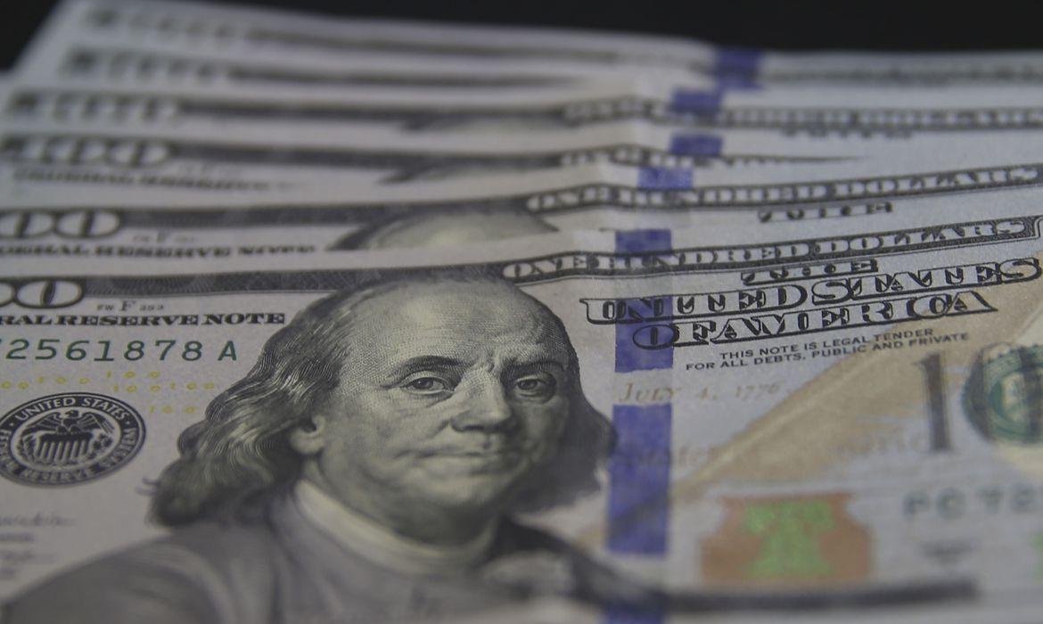 No momento, você está visualizando Dólar cai para R$ 5,16 e fecha no menor valor em 20 dias