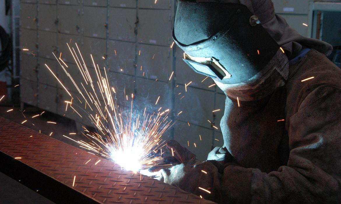 No momento, você está visualizando Produção industrial registra menor índice desde 2017, diz CNI