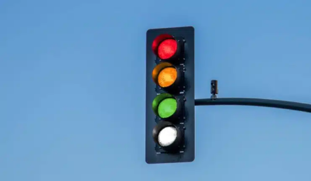 No momento, você está visualizando Conheça a nova cor e a 4ª luz que será implantada nos semáforos