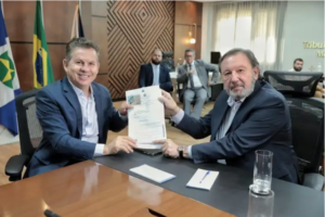 Leia mais sobre o artigo Governador de Mato Grosso entrega contas de 2022 ao TCE
