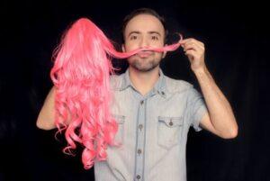 Leia mais sobre o artigo Eduardo Butakka faz show solo com personagem Penélope