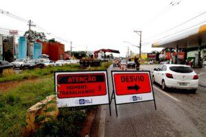 Leia mais sobre o artigo Avenida da FEB recebe sinalização para início de obras de recuperação