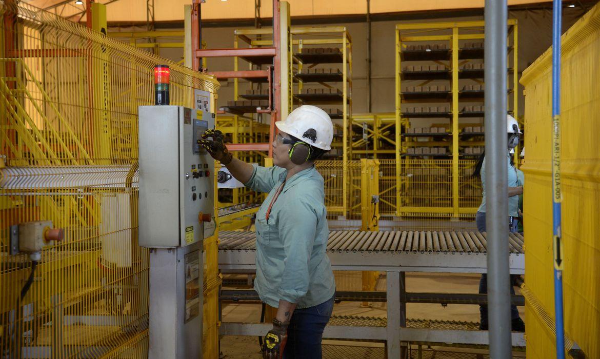 No momento, você está visualizando Produção industrial caiu 0,2% em fevereiro