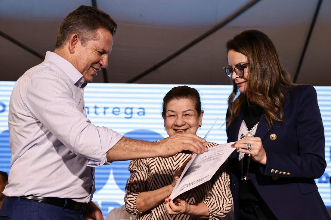No momento, você está visualizando Moradores recebem títulos de regularização fundiária registrados