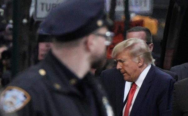 No momento, você está visualizando Trump chega a Nova York na véspera de se apresentar à Justiça