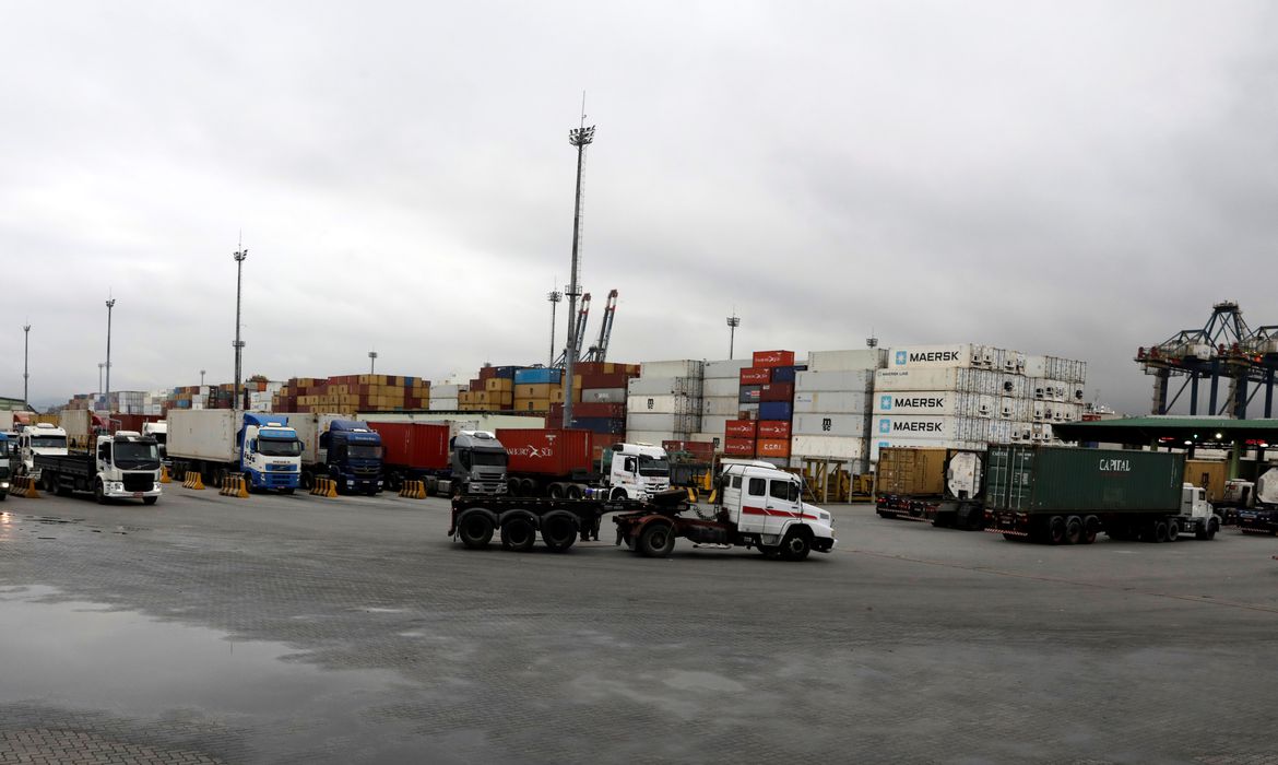 No momento, você está visualizando Balança comercial de abril tem superávit de US$ 8,225 bilhões