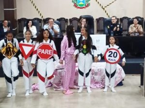Leia mais sobre o artigo Alunas de Várzea Grande participam da campanha Maio Amarelo