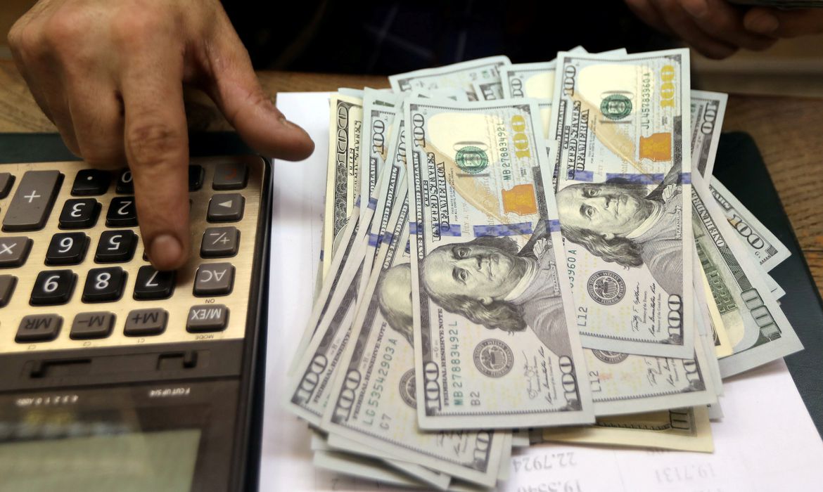 No momento, você está visualizando Dólar volta a R$ 5 com divulgação do PIB e acordo nos EUA