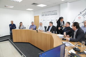 Leia mais sobre o artigo Sinfra apresenta à ALMT investimentos em asfalto e pontes