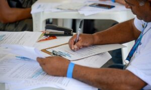 Leia mais sobre o artigo Volume de serviços no país cai 1,6% de março para abril