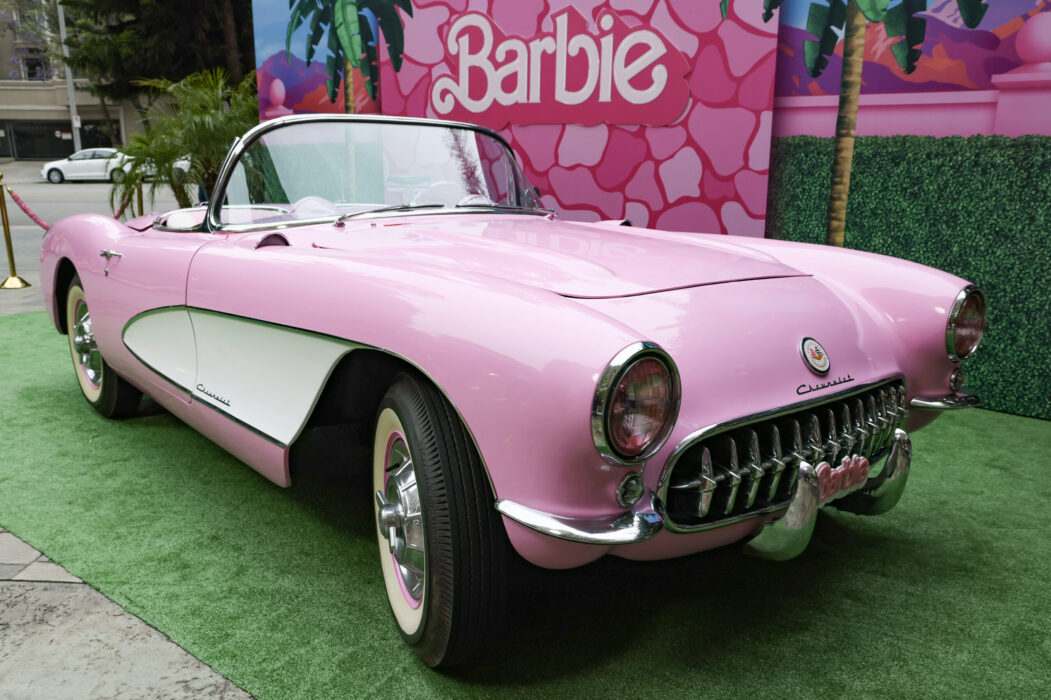 No momento, você está visualizando Corvette rosa da Barbie gera frenesi e antecipa o futuro