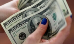 Leia mais sobre o artigo Dólar fecha abaixo de R$ 4,80 e a bolsa sobe
