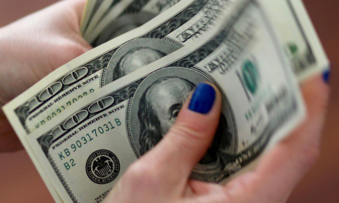 No momento, você está visualizando Dólar fecha abaixo de R$ 4,80 e a bolsa sobe