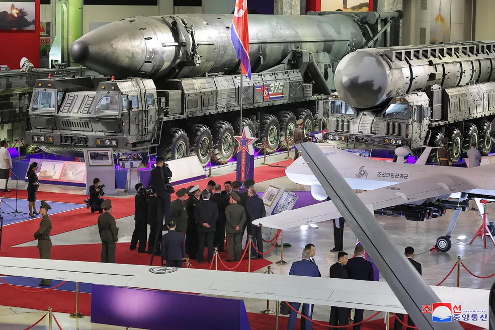 No momento, você está visualizando Kim Jong-un faz ‘tour’ por exposição de armas da Coreia do Norte