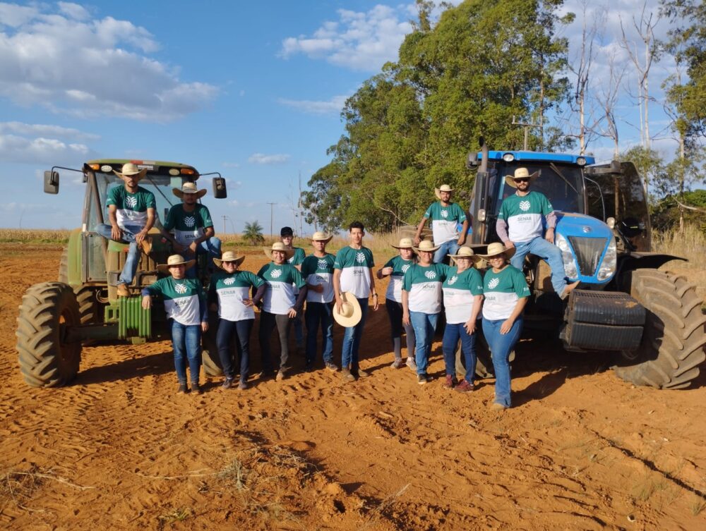 No momento, você está visualizando Trabalhadores aprendem a operar tratores agrícolas em Alto Taquari