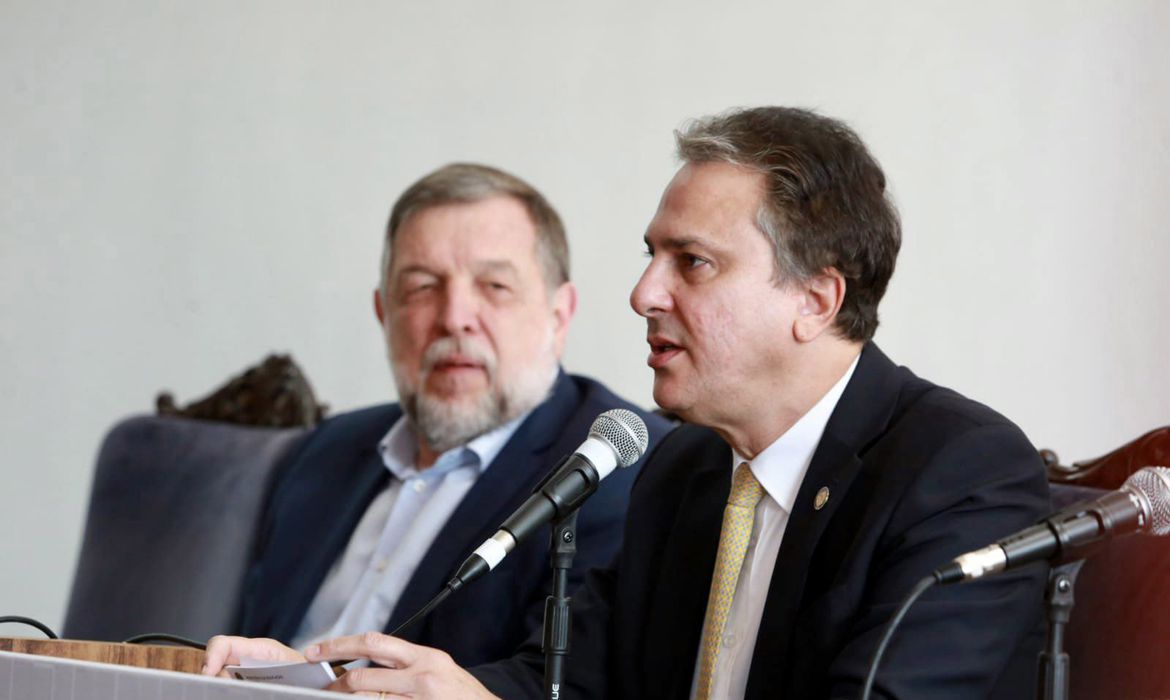 No momento, você está visualizando Governo prepara ações para que jovens terminem o ensino médio