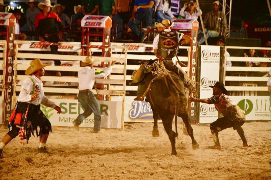No momento, você está visualizando Show de Léo Chaves marca abertura Expoagro nesta quinta-feira