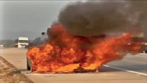 Leia mais sobre o artigo BMW pega fogo na BR–364 perto de Cuiabá e mobiliza bombeiros