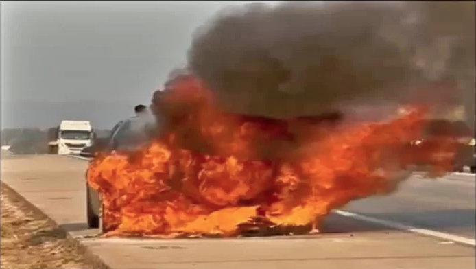 No momento, você está visualizando BMW pega fogo na BR–364 perto de Cuiabá e mobiliza bombeiros