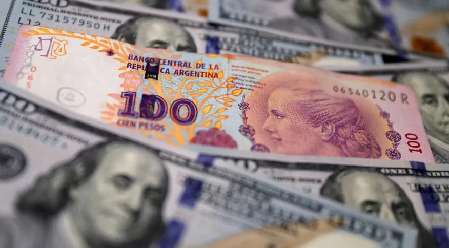 No momento, você está visualizando Argentinos recorrem ao dólar diante de incertezas com eleição