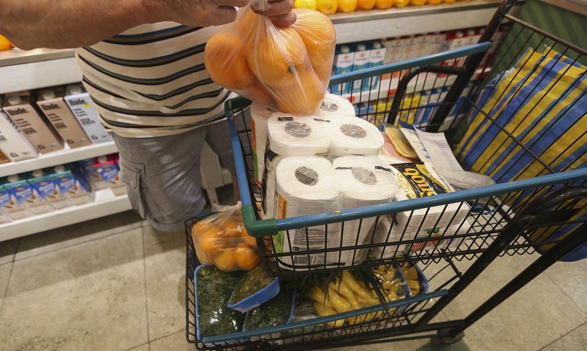 No momento, você está visualizando Preço da cesta básica cai em 16 capitais pesquisadas pelo Dieese