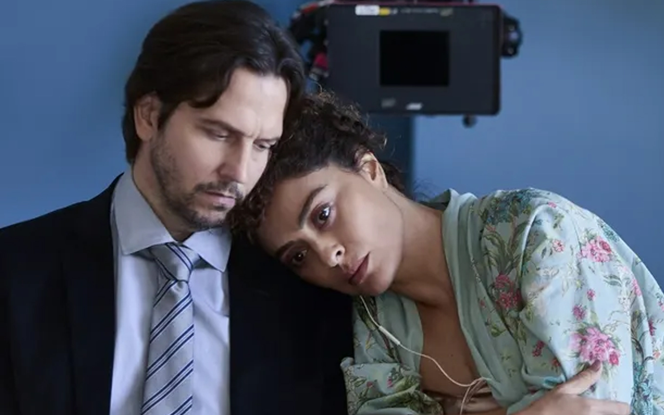 No momento, você está visualizando Juliana Paes e Vladimir Brichta surgem em primeira foto de “novela” da Netflix