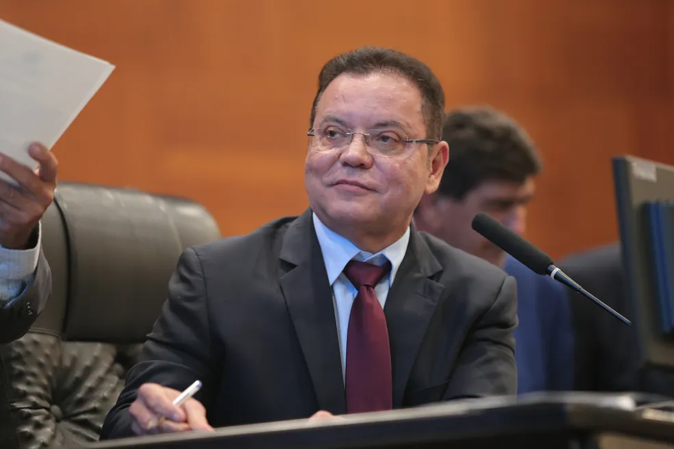 No momento, você está visualizando Botelho celebra pesquisa, mas prega respeito aos adversários