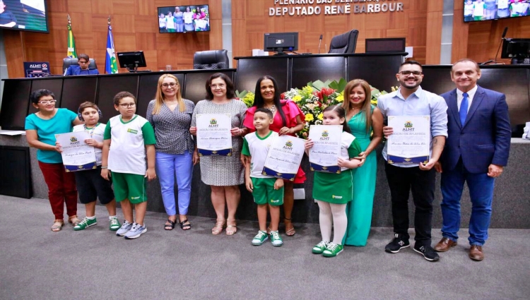 No momento, você está visualizando ALMT homenageia as dez melhores escolas no Prova Cuiabá 2023