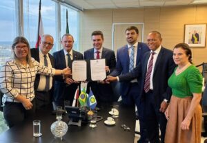 Leia mais sobre o artigo Ministro assina ordem de serviço para ampliação de água em super poço