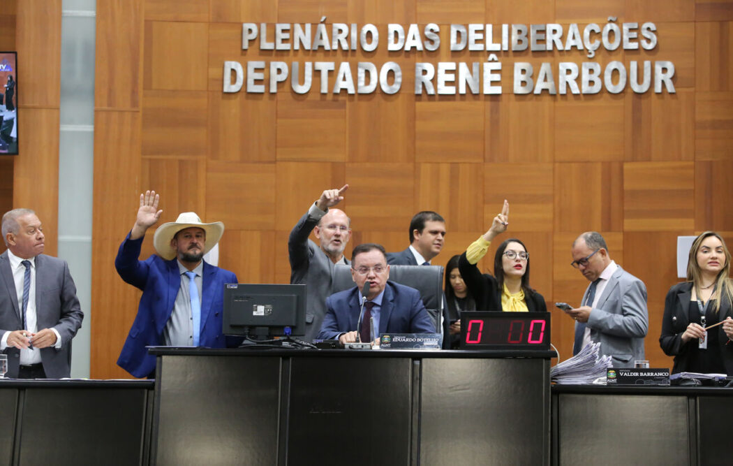 No momento, você está visualizando Deputados aprovam projeto de escolas cívico-militares em MT