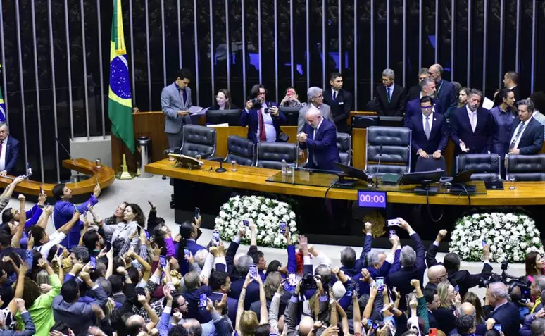 No momento, você está visualizando Congresso promulga maior reforma tributária desde a ditadura militar