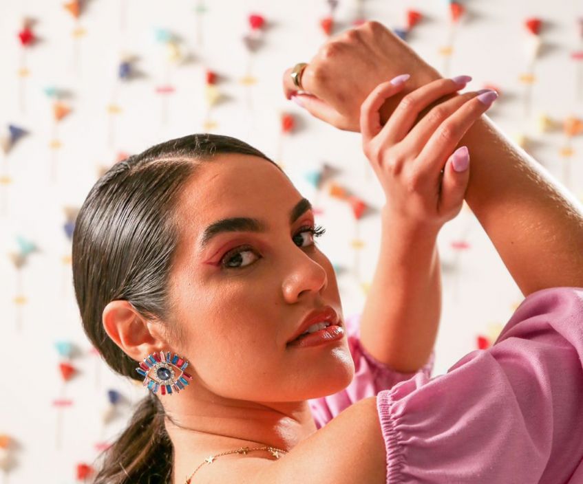 No momento, você está visualizando Cantora cuiabana fará show com músicas autorais inéditas nesta sexta