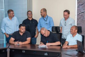 Leia mais sobre o artigo Prefeito assina ordem de serviço de construção da avenida Alfredo de Castro