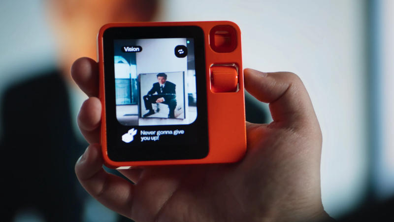 No momento, você está visualizando Rabbit R1: ‘companheiro de bolso’ com IA esgota em um dia