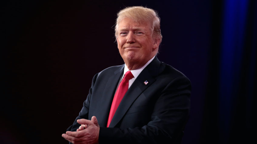 No momento, você está visualizando Trump vence primárias republicanas em New Hampshire