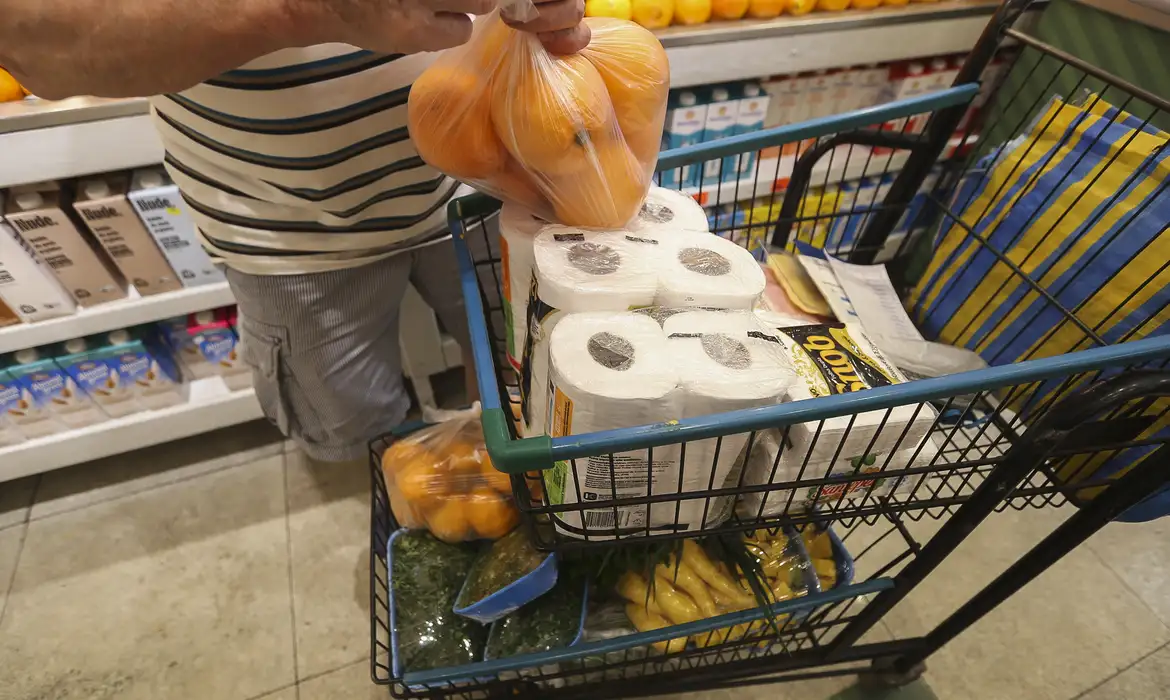 No momento, você está visualizando Intenção de consumo das famílias cai 0,5% em fevereiro, aponta CNC