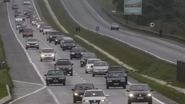 No momento, você está visualizando Lei do farol nas estradas mudou; conheça as regras atuais