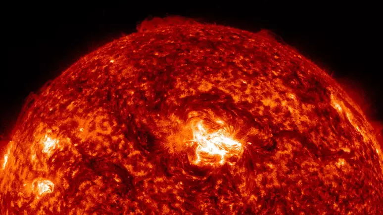 No momento, você está visualizando Erupção solar causa apagão de rádio no Brasil e África