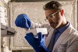 Leia mais sobre o artigo Quem é o médico brasileiro que fez o 1º transplante de rim de porco para um humano?