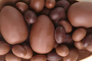 Leia mais sobre o artigo PÁSCOA: Saiba como comer chocolate e não prejudicar a pele