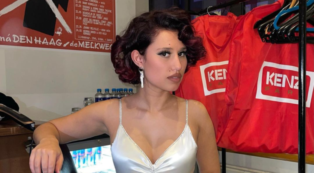 No momento, você está visualizando Conheça Raye, cantora que quebrou recorde no Brit Awards