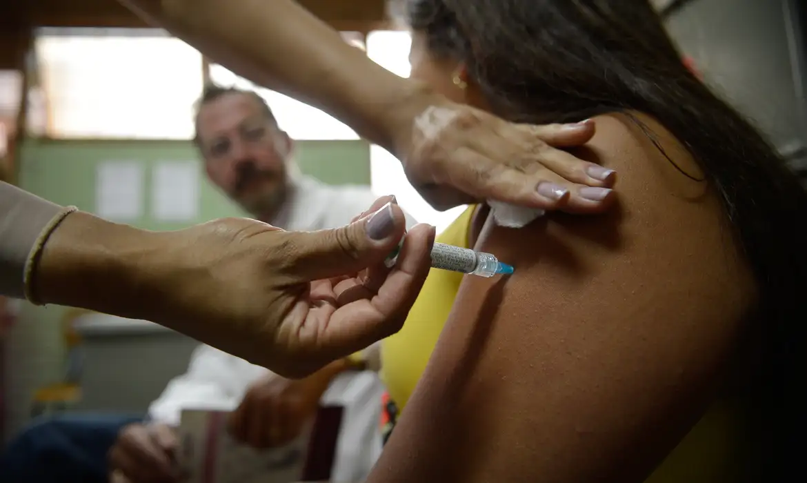 Você está visualizando atualmente Governo aumenta público-alvo da vacinação contra HPV