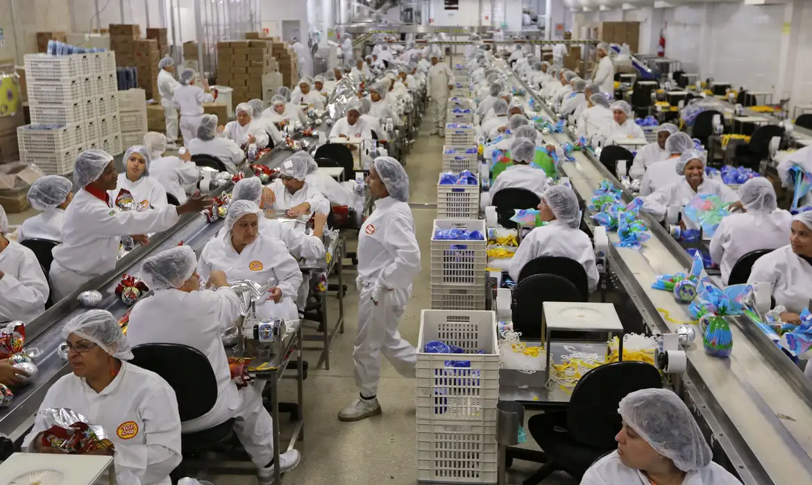 No momento, você está visualizando Produção da indústria recua 0,3% em fevereiro, revela IBGE