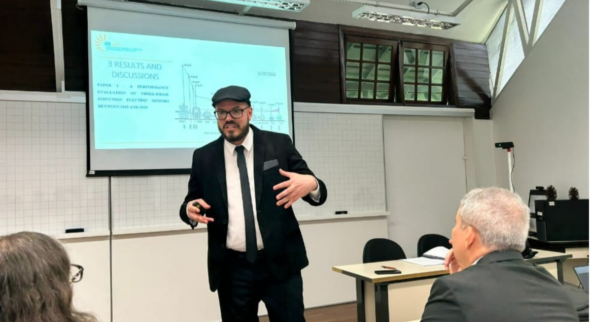 Você está visualizando atualmente Professor da UFMT conquista Summa Cum Laude após apresentar pesquisa na USP