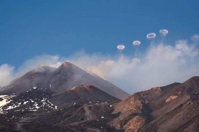 No momento, você está visualizando Vulcão Etna “sopra” anéis de fumaça na Itália, confira!