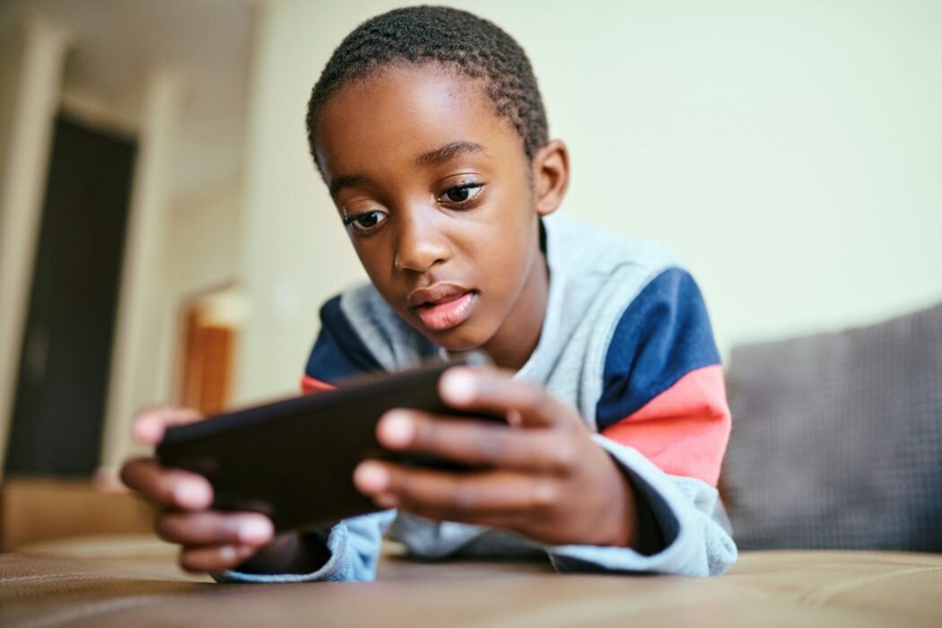 No momento, você está visualizando YouTube e TikTok podem causar problemas cognitivos em crianças