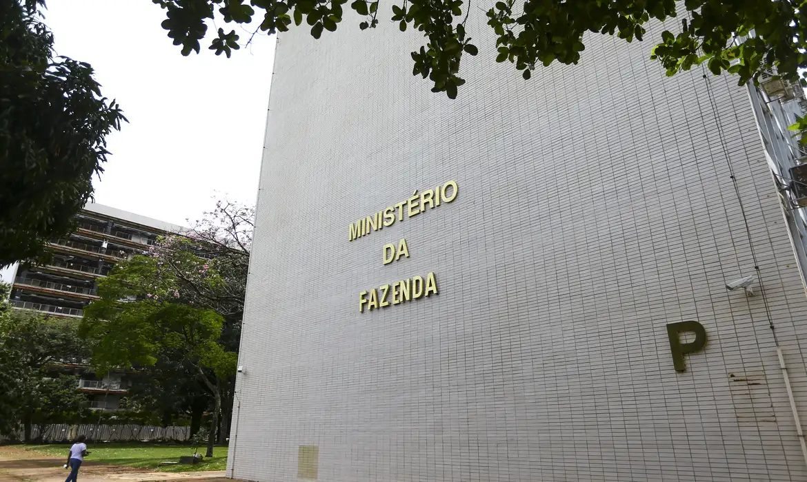 No momento, você está visualizando Fazenda aumenta para 2,5% estimativa de crescimento do PIB em 2024