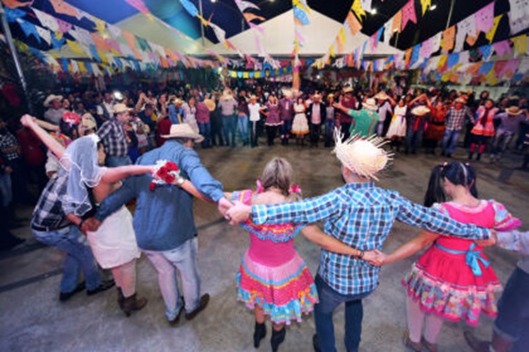 No momento, você está visualizando Comidas típicas, apresentação musical, dança e muita diversão no Arraial da ALMT