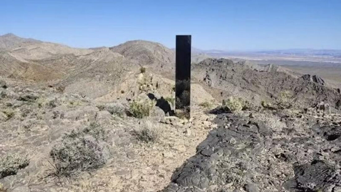 No momento, você está visualizando Objeto misterioso aparece em montanha perto de Las Vegas; ‘Como isso foi parar lá em cima?’
